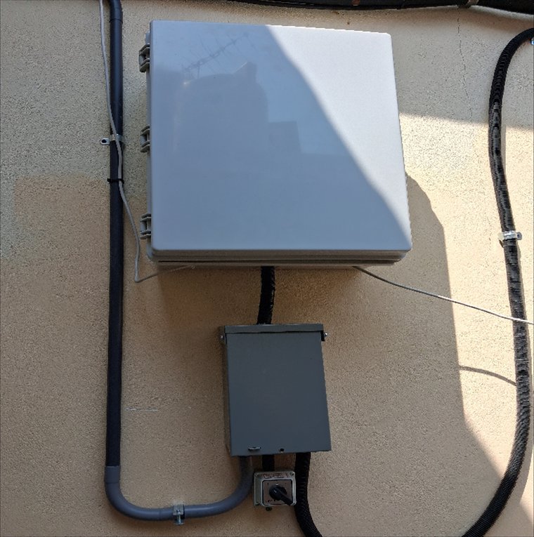 Gabinete de control instalado